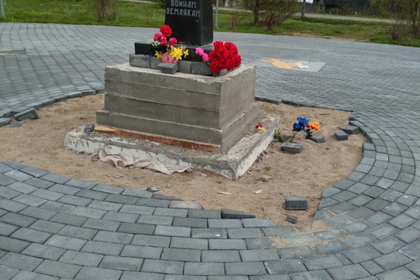 Разбитая плитка, песок и тряпки. Под Волховом памятник павшим воинам к 9 мая вытащили из кустов (фото)